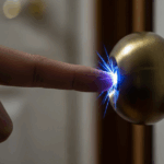 静電気が起きやすい人のスピリチュアルな意味と対策